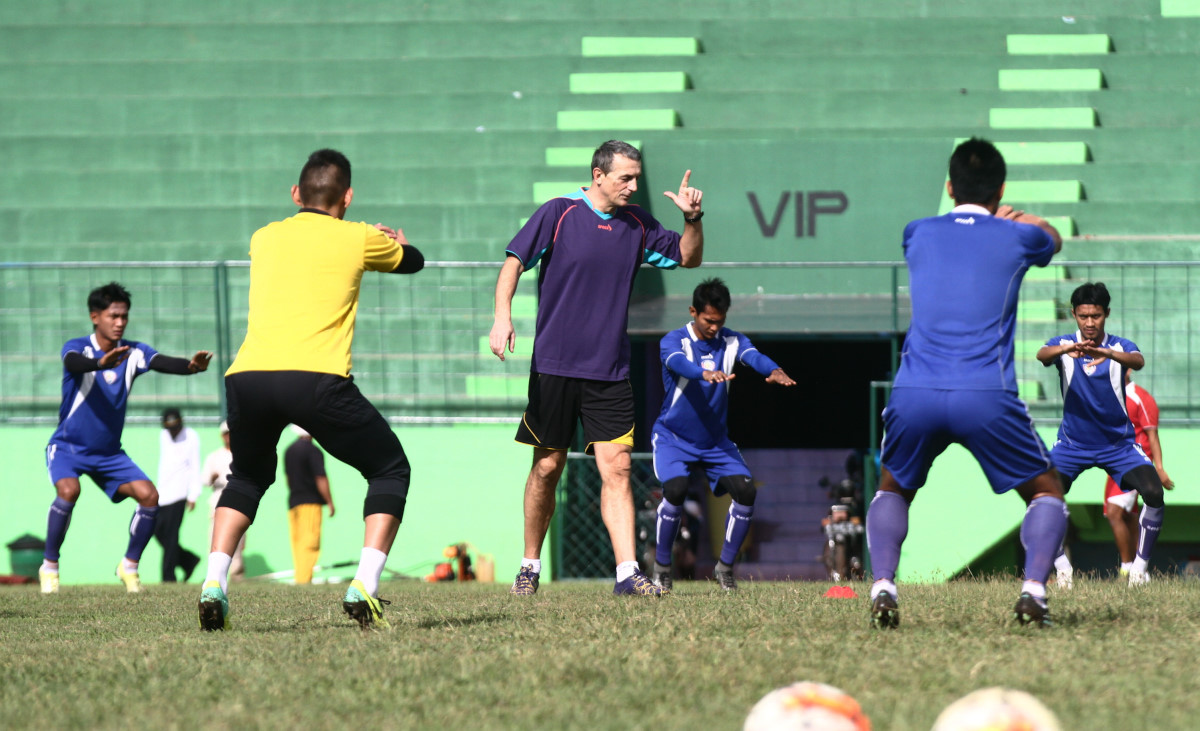 Pelatih baru Arema Cronus, Milomir Seslija (tengah) memberi instruksi pada anak asuhnya saat latihan di Stadion Gajayana, Malang, Jawa Timur, Kamis (28/1). Arema mengontrak pelatih baru pasca kekalahan di turnaman Piala Jenderal Sudirman untuk meningkatkan prestasi dan performa tim. ANTARA FOTO/Ari Bowo Sucipto/foc/16.
