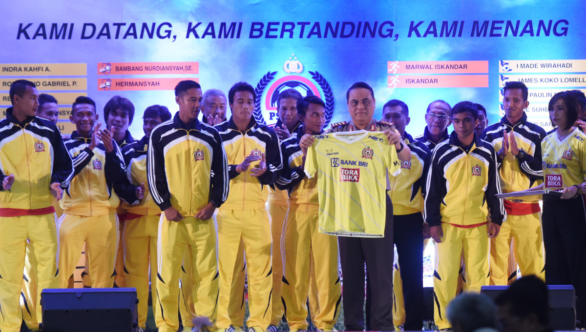 Kalemdikpol Komjen Pol Syafruddin (keenam kanan) bersama pemain dan ofisial menunjukkan kostum kesebelasan dalam peluncuran tim sepak bola PS Polri di Jakarta, Selasa (15/3). PS Polri yang diperkuat gabungan antara anggota polisi, mantan pemain timnas, dan timnas U-19 serta pemain asing diluncurkan untuk berpartisipasi dalam ajang Turnamen Piala Bhayangkara. ANTARA FOTO/Akbar Nugroho Gumay/kye/16