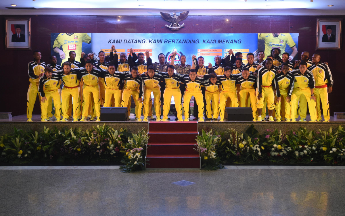 Pemain dan ofisial berpose saat peluncuran tim sepak bola PS Polri di Jakarta, Selasa (15/3). PS Polri yang diperkuat gabungan antara anggota polisi, mantan pemain timnas, dan timnas U-19 serta pemain asing diluncurkan untuk berpartisipasi dalam ajang Turnamen Piala Bhayangkara. ANTARA FOTO/Akbar Nugroho Gumay/kye/16