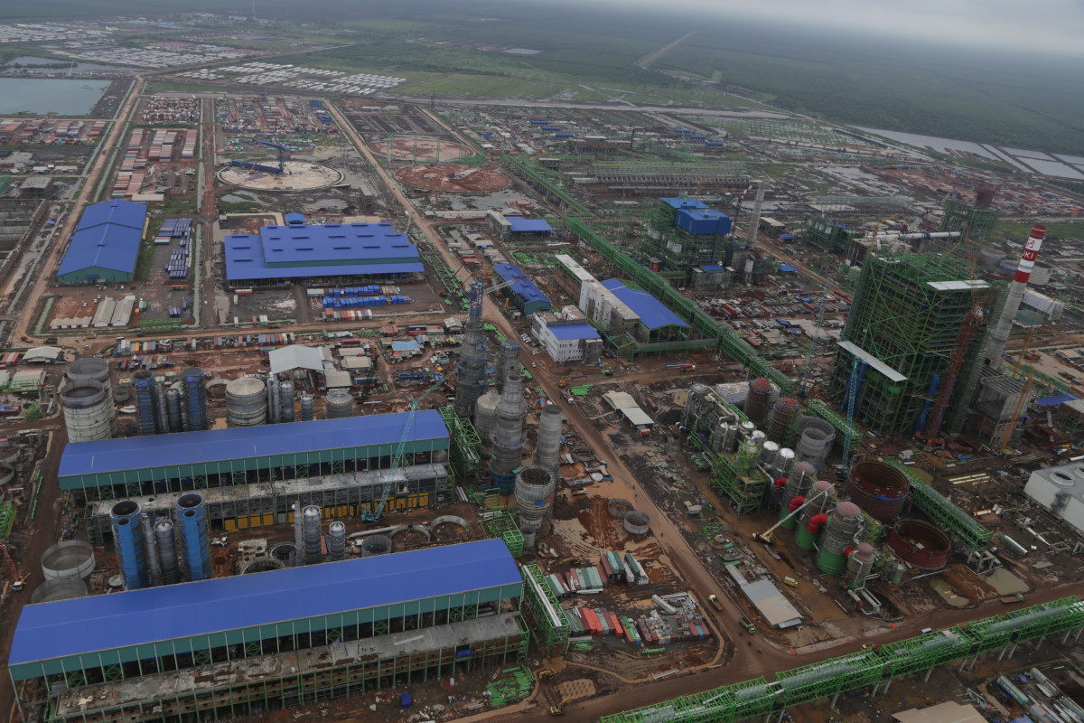 Sejumlah pekerja berjalan didekat proyek pembangunan pabrik OKI Pulp & Paper Mills di Sungai Baung Kec Air Sugihan, Ogan Komering Ilir (OKI), Sumatra Selatan, Selasa (1/3). Lokasi Pabrik OKI Pulp & Paper Mills yang memiliki luas 1.700ha tersebut akan resmi beroperasi pada akhir tahun 2016 berkapasitas produksi 2 juta ton pulp dan 500 ribu ton kertas tissue per tahun dan berpotensi menghasilkan devisa negara sebesar USD 1,5 miliar per tahun. ANTARA FOTO/Nova Wahyudi/foc/16.