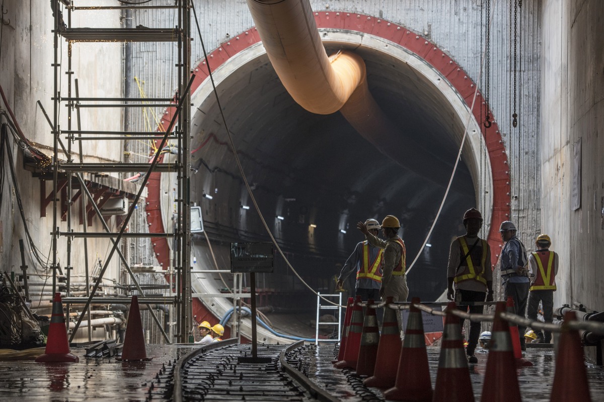 Sejumlah petugas memantau proses pengerjaan konstruksi terowongan Mass Rapid Transit (MRT) di kawasan Senayan, Jakarta, Kamis (26/11). Hingga kini pengeboran untuk bor Antarareja I telah mencapai 318 meter dan Antareja II mencapai 105 meter menuju Stasiun Senayan yang terletak di depan pusat perbelanjaan Ratu Plaza, Jakarta Pusat. ANTARA FOTO/Sigid Kurniawan/nz/15.