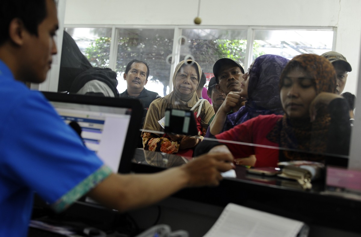 Calon penumpang membeli tiket kereta api di Loket Stasiun Pasar Senen Jakarta, Jumat (12/12). KAI menambah16 perjalanan dengan menyiapkan delapan rangkaian kereta api guna mengantisipasi lonjakan penumpang saat natal dan tahun baru yang akan beroperasi mulai 19 Desember 2014. ANTARA FOTO/WAHYU PUTRO A/ed/pd/14