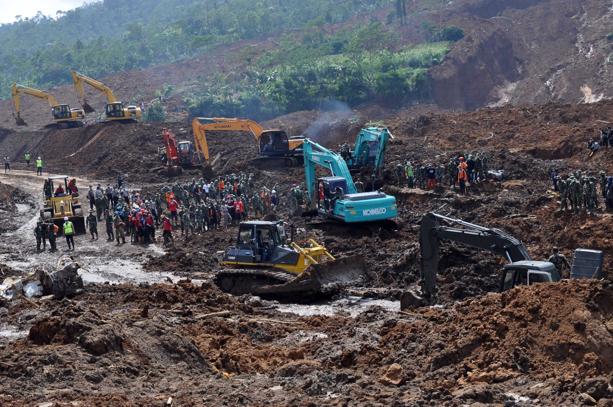 Sejumlah alat berat digunakan untuk pencarian korban yang yang masih tertimbun tanah longsor di Dusun Jemblung, Desa Sampang, Kecamatan Karangkobar, Banjarnegara, Jateng, Selasa (16/12). Sedikitnya lima belas alat berat berbagai jenis dikerahkan untuk mencari korban tertimbun tanah longsor dan membuka akses jalan yang terputus. ANTARA FOTO/Anis Efizudin/Rei/14.