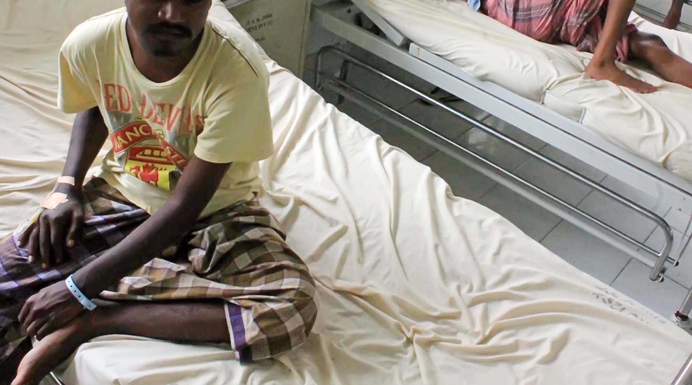 Imigran Rohingya Myanmar menjalani perawatan di Rumah Sakit Umum Daerah Cut Mutia, Aceh Utara, Provinsi Aceh. Jumat (15/5). Sekitar 200 imigran Myanmar dan Banglades yang ditampung di Tempat Pendaratan Ikan (TPI) Kuala Cangkoi, Lapang Aceh Utara itu mengeluh sakit, 100 diantaranya diserang diare dan penyakit lainnya seperti gangguan pernafasan dan penyakit kulit, sementara 13 imigran menjalani rawat inap akibat dehidrasi. ANTARA FOTO/Rahmad/Rei/foc/15.