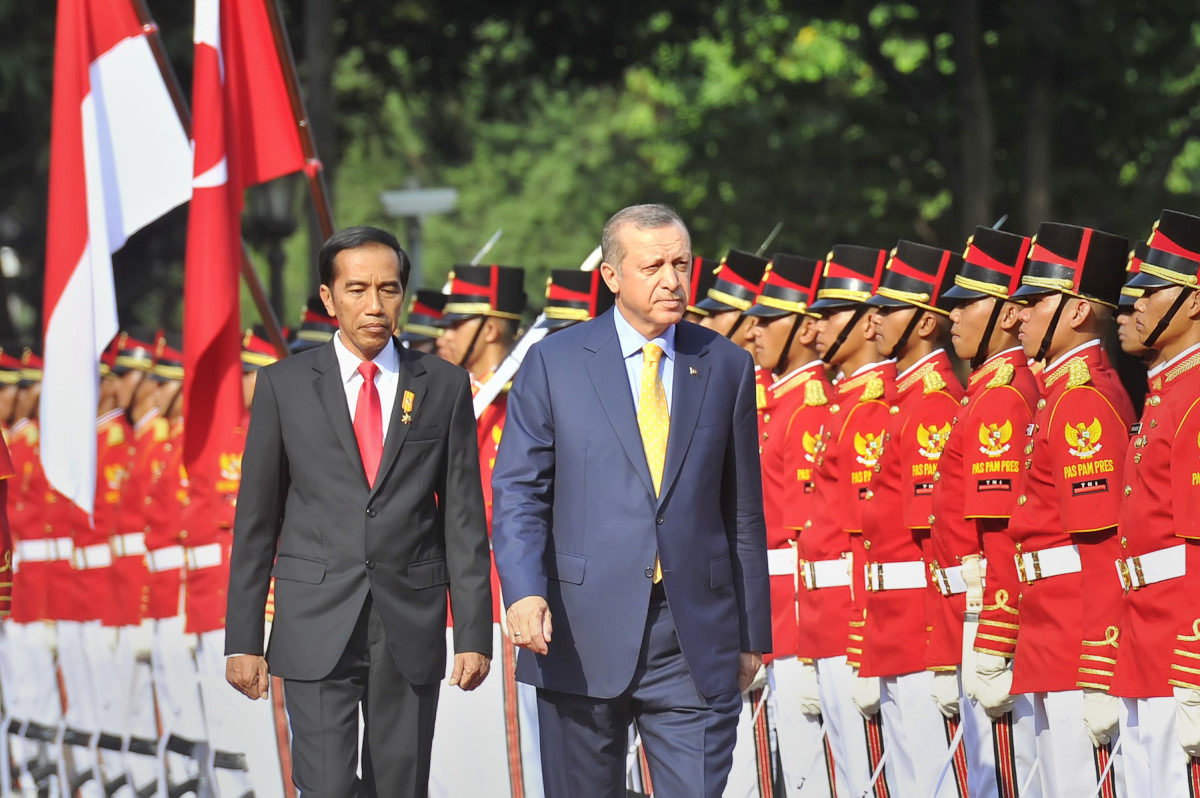 Presiden Joko Widodo (kiri) bersama Presiden Turki Recep Tayyib Erdogan (kanan) memeriksa barisan pasukan kehormatan saat upacara penyambutan di halaman Istana Merdeka, Jakarta, Jumat (31/7). ANTARA FOTO/Yudhi Mahatma.