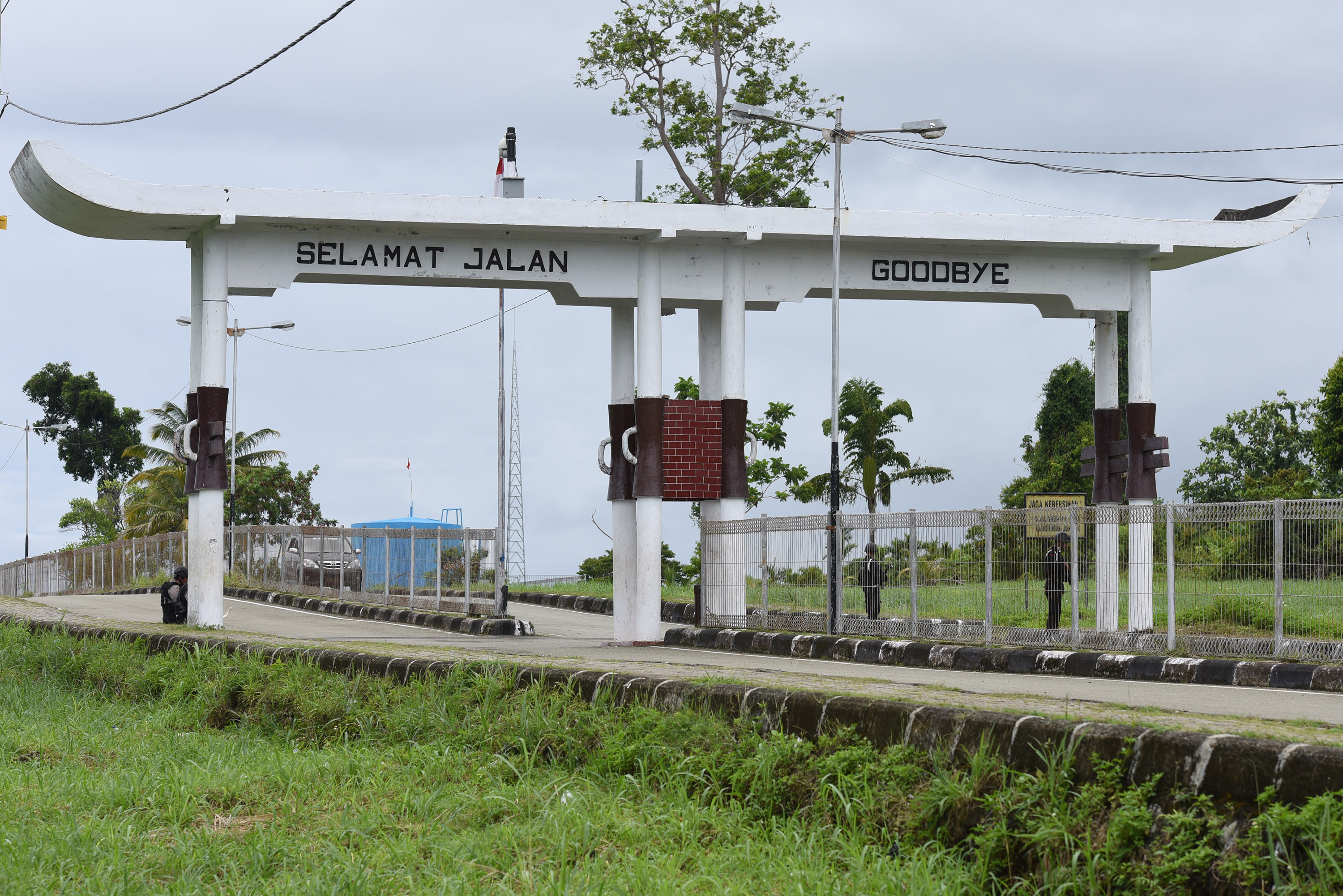 Patugas berjaga di dekat perbatasan RI dengan Papua Nugini (PNG) di wilayah Skouw, Jayapura, Papua, Jumat (8/5). Selain menjadi garis pembatas negara Indonesia dengan PNG, tempat tersebut sering dijadikan tempat wisata warga Indonesia yang berkunjung ke Jayapura. ANTARA FOTO/Hafidz Mubarak A./Koz/ama/15.