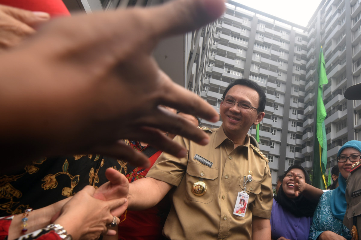 Gubernur DKI Jakarta Basuki Tjahaja Purnama (kanan) menyapa warga rumah susun (rusun) Tambora saat peresmian rusun tersebut, Tambora, Jakarta Barat, Selasa (24/2). Rusun yang memliki tiga tower dan berkapasitas 549 unit itu dikenakan biaya sewa sebesar Rp458 ribu per bulannya. ANTARA FOTO/Zabur Karuru/pd/15