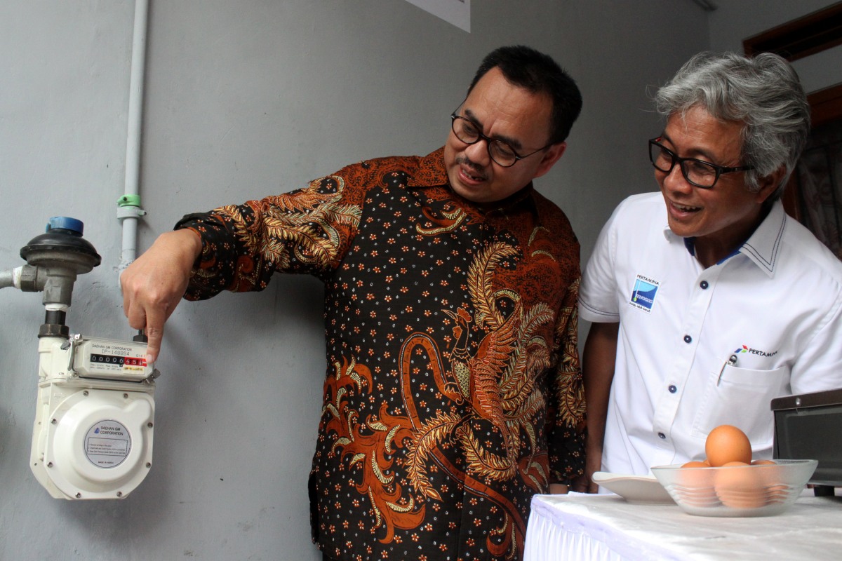 Menteri Energi dan Sumber Daya Mineral (ESDM) Sudirman Said (kiri) didampingi Direktur Utama Pertamina Dwi Soetjipto (kanan) meninjau mesin meteran gas yang terpasang di salah satu rumah warga seusai meresmikan proyek jaringan gas rumah tangga di Desa Jaya Mukti, Cikarang, Kabupaten Bekasi, Jawa Barat, Kamis (3/3). Pemerintah meresmikan sebanyak 3.949 sambungan rumah tangga dengan pasokan gas sebanyak 0,2 juta kaki kubik per hari untuk infrastruktur jaringan gas wilayah Kabupaten Bekasi, dua Stasiun Bahan Bakar Gas (SPBG) daring di Subang, dan satu SPBG daring di Depok yang seluruhnya dipasok dari Pertamina EP. ANTARA FOTO/Risky Andrianto/kye/16