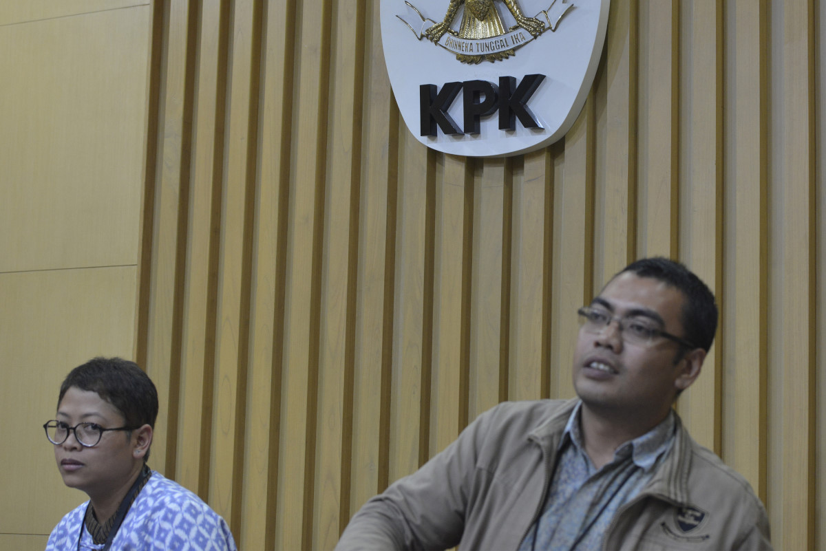 Kabag Informasi dan Pemberitaan KPK Priharsa Nugraha (kanan) bersama Pelaksana Harian (Plh) Kepala Humas KPK Yuyuk Andriati Iskak (kiri) memberi keterangan pers mengenai perkembangan kasus korupsi yang ditangani KPK di Gedung KPK, Jakarta, Selasa (1/3). Dalam konferensi pers tersebut, KPK menyatakan telah menetapkan enam orang anggota DPRD Musi Banyuasin sebagai tersangka kasus dugaan tindak pidana korupsi penerimaan suap dalam pembahasan Rancangan Anggaran Pendapatan dan Belanja Daerah Perubahan (RAPBDP) tahun anggaran 2015. ANTARA FOTO/Rosa Panggabean/foc/16.