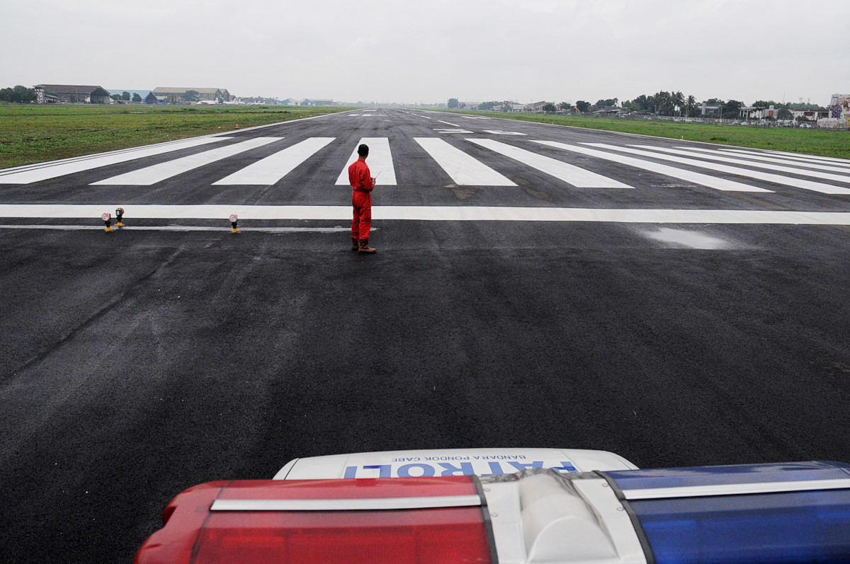 Petugas Pemadam Kebakaran Bandara berpatroli di titik 36 landasan pacu Bandara Pondok Cabe di Pamulang, Tangerang Selatan, Banten, Jumat (26/2).Landasan bandara milik Pertamina yang dioperasikan PT Pelita Air Sevice tersebut memiliki panjang landasan 2130 meter yang siap digunakan untuk bandara privat yakni operasional penerbangan carter Pelita Air dan penerbangan umum maskapai Garuda Indonesia pada Juli 2016. ANTARA FOTO/Teresia May/pd/16