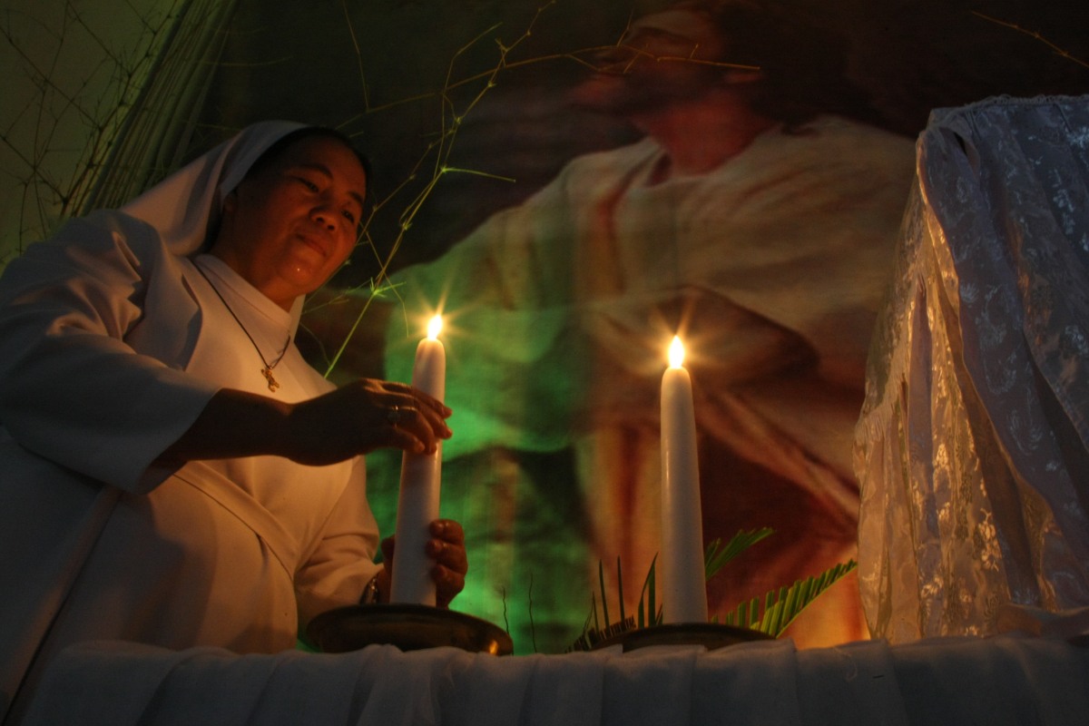 Suster JMJ mempersiapkan lilin dalam rangkaian kegiatan Paskah 2016 di Gereja Katolik Santo Fransiskus Xaverius Sanua, Kendari, Sulawesi Tenggara, Kamis (24/3). Umat Kristiani akan menjalankan peribadatan Misa Pekan Suci Trihari 2016 yaitu Jumat Agung, Sabtu Palma dan Minggu Paskah. ANTARA FOTO/Jojon/ama/16.