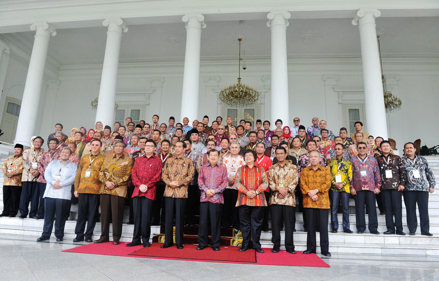 Presiden Joko Widodo (depan tengah) didampingi Wapres Jusuf Kalla berfoto bersama Bupati/Walikota wilayah Jawa dan Maluku di Istana Bogor, Jawa Barat, Jumat (13/2). Pertemuan tersebut dilakukan agar rencana pembangunan nasional bisa sejalan dengan kebijakan di seluruh daerah. ANTARA FOTO/Andika Wahyu/ss/mes/15.