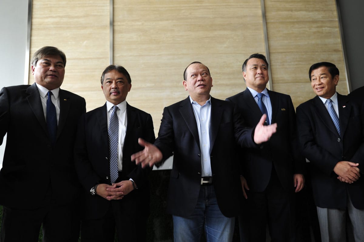Ketua Umum PSSI La Nyalla Mattalitti (tengah) berbincang dengan Ketua Dewan Penasehat PSSI Agum Gumelar (kanan), FIFA Executive Committee member Kohzo Tashima (kedua kanan), Tengku Abdullah Ibni Sultan Ahmad Shah (kedua kiri) dan Asian Football Confederation (AFC) Executive Committee Mariano Araneta usai pertemuan di Kantor PSSI Jakarta, Senin (2/11). Pertemuan antara PSSI, Delegasi FIFA serta AFC itu sebagai salahsatu upaya penyelesaian persoalan sepak bola Indonesia yang masih terkena sanksi oleh FIFA. ANTARA FOTO/Wahyu Putro A/pd/15