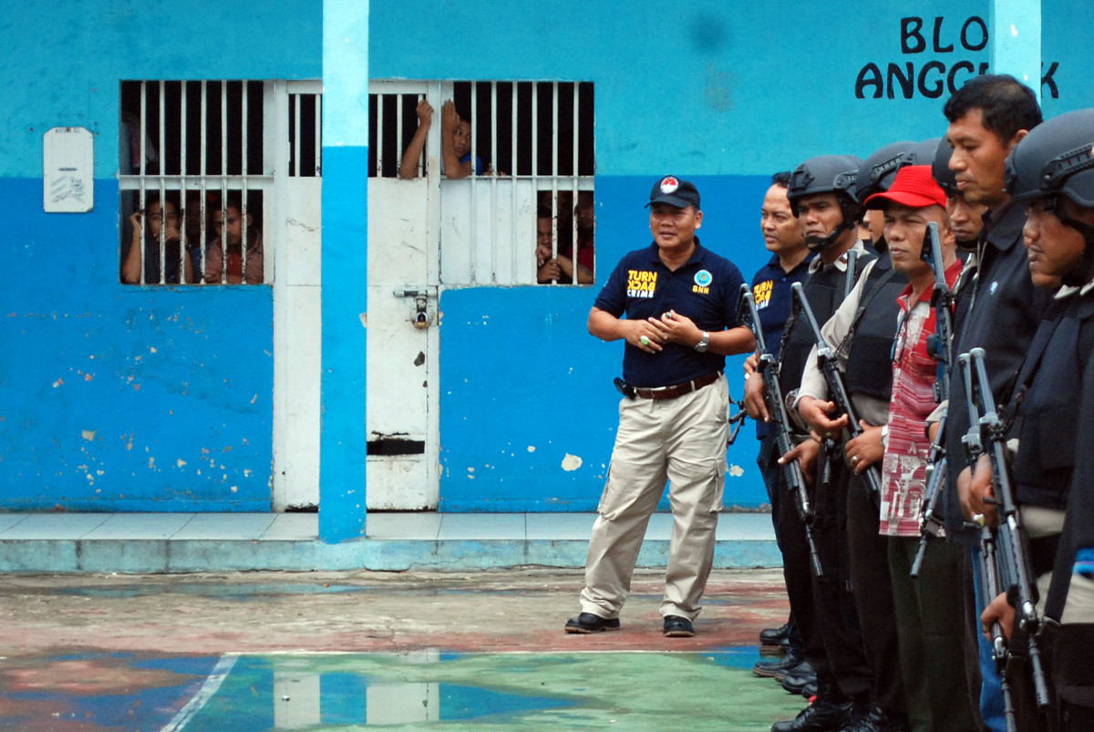 Petugas Kepolisian bersenjata lengkap berjaga di depan kamar tahanan ketika razia seluruh ruangan yang dihuni warga binaan di Lembaga Pemasyarakatan Kelas II-A Pekanbaru, di Pekanbaru, Riau, Senin (7/3). Dalam razia gabungan yang dilaksanakan oleh Polresta Pekanbaru, BNN dan Polda Riau ini petugas berhasil menyita senjata tajam berupa pisau lipat, obeng dan gunting yang telah dimodifikasi menjadi pisau dan 92 orang warga binaan yang positif menggunakan narkoba setelah dites urine. ANTARA FOTO/Rony Muharrman/aww/16.