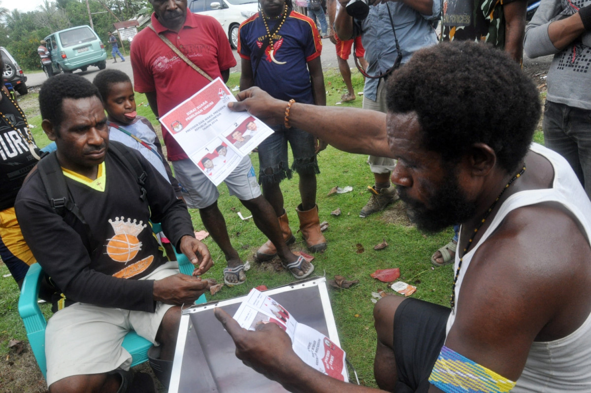 Petugas melakukan perhitungan suara pada Pemilihan Presiden di Distrik Kuala Kencana dan Kwamki Narama, Kabupaten Mimika, Papua, Rabu (9/7). ANTARA FOTO/Spedy Paereng/ed/14