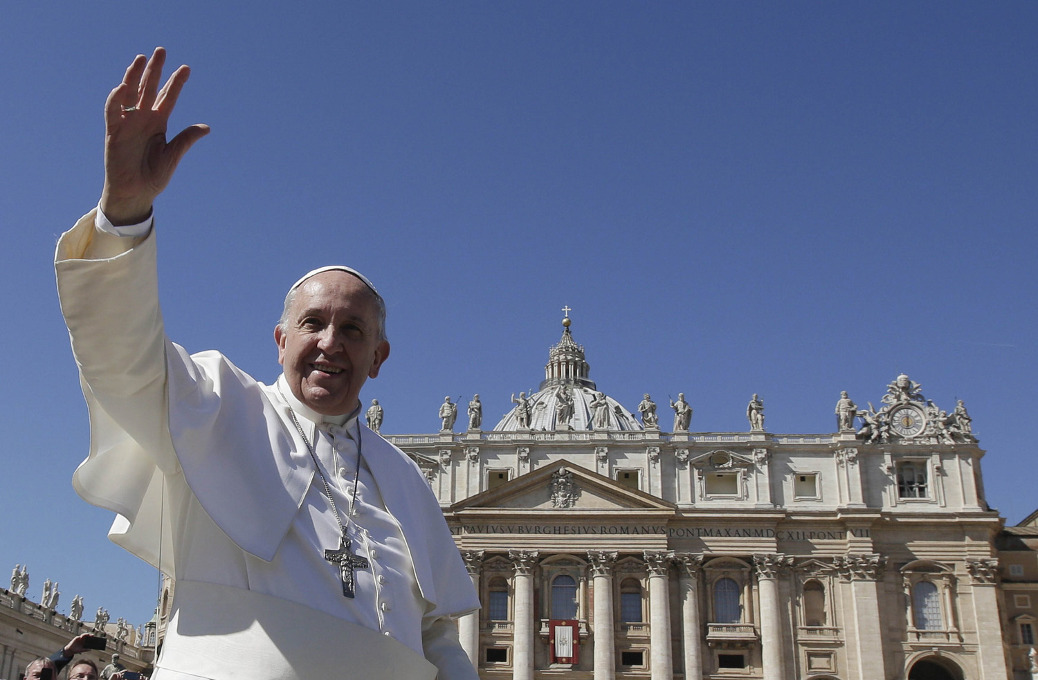 Pope Francis waves at the end of the Palm Sunday mass at Saint Peter's Square at the Vatican March 29, 2015. REUTERS/Max Rossi TPX IMAGES OF THE DAY *** Local Caption *** Paus Fransiskus melambaikan tangannya usai Misa Minggu Palem di Lapangan Santo Petrus, Vatikan, Minggu (29/3). ANTARA FOTO/REUTERS/Max Rossi/ox/15.