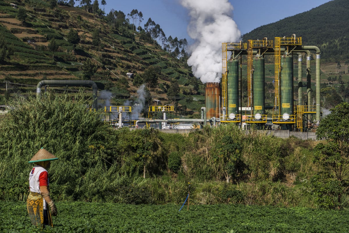 Seorang petani mengolah ladang di sekitar Pembangkit Listrik Tenaga Panas Bumi (PLTP) milik PT. Geo Dipa Energi di Dataran Tinggi Dieng, Banjarnegara, Jateng. Cadangan energi panas bumi yang ada di dataran tinggi dieng mencapai 400 Mwe, dan yang telah dieksplorasi untuk menghasilkan listrik baru sebesar 60 Mwe. ANTARAFOTO/Idhad Zakaria.