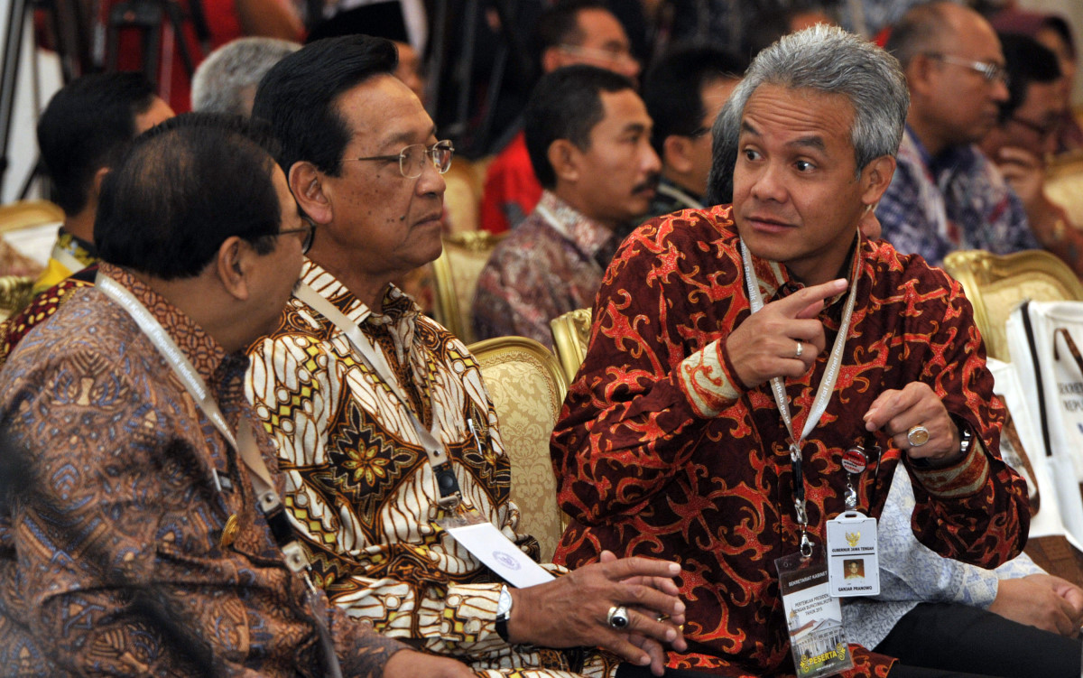 Gubernur Jateng Ganjar Pranowo (kanan) berbincang dengan Gubernur DIY Sri Sultan Hamengku Buwono X (tengah) dan Gubernur Jatim Soekarwo (kiri) saat pertemuan kelima Presiden Joko Widodo dengan Bupati se-Indonesia di Istana Bogor, Jawa Barat, Jumat (13/2). Pertemuan dengan Bupati Wilayah Jawa dan Maluku serta Gubernur di Pulau Jawa tersebut dilakukan agar rencana pembangunan nasional bisa sejalan dengan kebijakan di seluruh daerah. ANTARA FOTO/Andika Wahyu/Rei/pd/15.