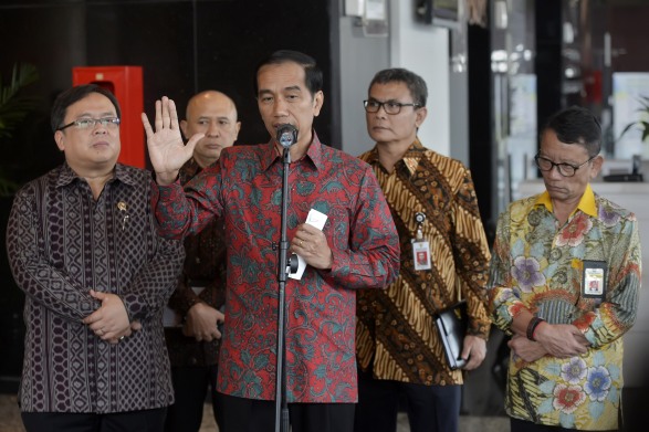 Presiden Joko Widodo (tengah) didampingi Menkeu Bambang Brodjonegoro (kiri), Dirjen Pajak Kemenkeu Ken Dwijugisteadi (kanan), Kepala Staf Presiden Teten Masduki (kedua kiri), serta Jubir Presiden Johan Budi (kedua kanan) memberikan keterangan pers usai menghadiri Rapat Pimpinan (Rapim) Direktorat Jenderal Pajak (DJP) 2016, Jakarta, Selasa (29/3). Presiden melakukan klarifikasi terkait penyerahan laporan SPT pada 3 Maret lalu, serta memberikan arahan kepada sejumlah kepala kanwil dinas pajak untuk menekankan pentingnya pencapaian target penerimaan pajak pada 2016 sesuai rencana untuk mendukung pembangunan. ANTARA FOTO/Yudhi Mahatma/aww/16.