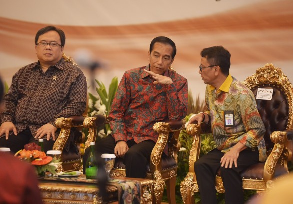Presiden Joko Widodo (tengah) berdiskusi dengan Dirjen Pajak Kemenkeu Ken Dwijugisteadi (kanan) didampingi Menkeu Bambang Brodjonegoro (kiri) saat Rapat Pimpinan (Rapim) Direktorat Jenderal Pajak (DJP) 2016, Jakarta, Selasa (29/3). Presiden melakukan klarifikasi terkait penyerahan laporan SPT pada 3 Maret lalu, serta memberikan arahan kepada sejumlah kepala kanwil dinas pajak untuk menekankan pentingnya pencapaian target penerimaan pajak pada 2016 sesuai rencana untuk mendukung pembangunan. ANTARA FOTO/Yudhi Mahatma/16