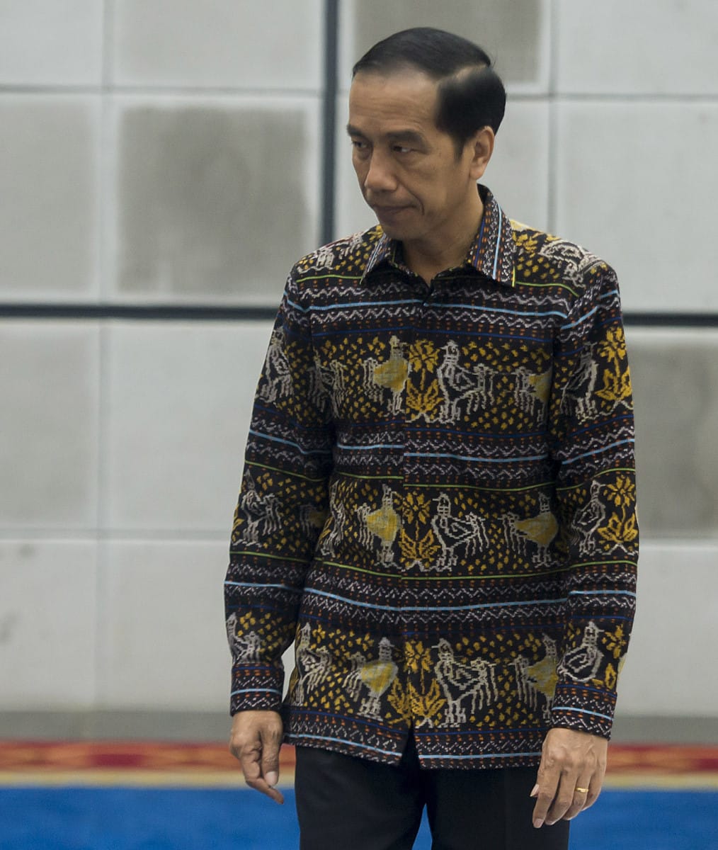 Presiden Joko Widodo (kiri) didampingi Menteri Perhubungan Ignasius Jonan (kanan) berjalan menuju ruang penandatanganan Kontrak Kegiatan Strategis Tahun Anggaran 2016 di Kementerian Perhubungan, Jakarta, Senin (18/1). Kementerian Perhubungan melakukan penandatanganan 12 kontrak kegiatan strategis Tahun Anggaran 2016 senilai Rp2,071 Triliun dari total 273 paket kegiatan senilai Rp14,242 Triliun. ANTARA FOTO/Widodo S. Jusuf/foc/16.