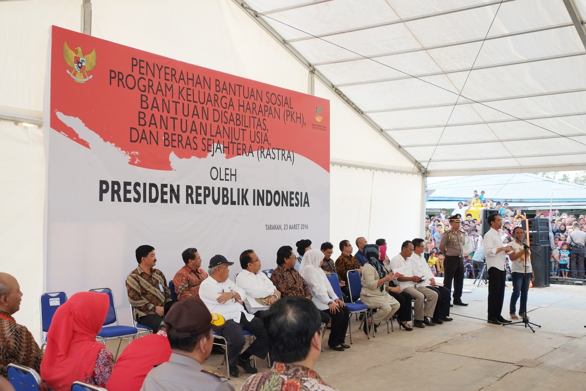 Presiden Joko Widodo melambaikan tangan ke arah warga saat melakukan kunjungan kerja di Tarakan, Kalimantan Utara, Rabu (23/3). Presiden melakukan kunjungan kerja ke Tarakan dalam rangka peresmian Bandara Internasional Juwata sekaligus memperkenalkan Program Kartu Indonesia Sehat kepada masyarakat setempat. ANTARA FOTO/Fadlansyah/kye/16.