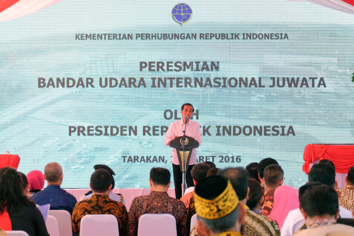 Presiden Joko Widodo memberikan sambutan saat meresmikan Bandara Internasional Juwata di Tarakan, Kalimantan Utara, Rabu (23/3). Presiden melakukan kunjungan kerja ke Tarakan dalam rangka peresmian Bandara Internasional Juwata sekaligus memperkenalkan Program Kartu Indonesia Sehat kepada masyarakat setempat. ANTARA FOTO/Fadlansyah/kye/16.