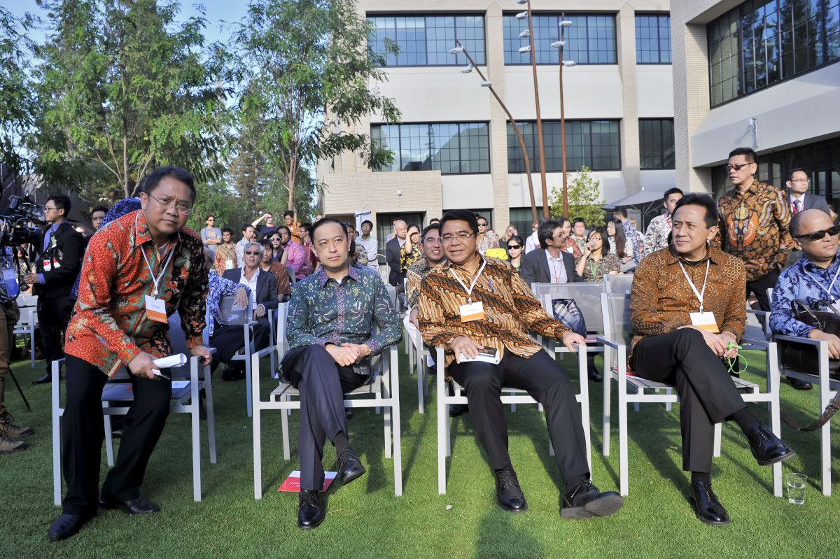 Menkominfo Rudi Antara (kiri) bersama Mendag Thomas Lembong (kedua kiri), Kepala BKPM Franky Sibarani (kedua kanan), serta Kepala Badan Ekonomi Kreatif (BEKraf) Triawan Munaf (kanan) saat penandatanganan kerjasama akses internet melalui Project Loon di Kantor Google X Mountain View, California, Amerika Serikat, Rabu (28/10). Project Loon berfungsi sebagai menara telepon seluler terbang berbentuk balon raksasa mengudara dengan angin stratos fenik di ketinggian dua kali pesawat komersial atau sekitar 20 kilometer dari permukaan bumi. ANTARA FOTO/Yudhi Mahatma/pd/15