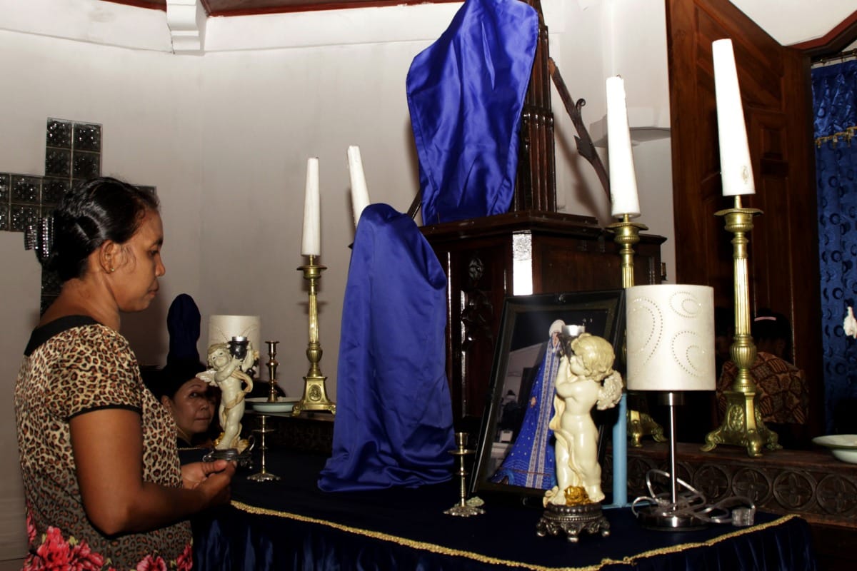 Seorang umat Katolik berdoa di depan altar pada Malam Rabu Trewa di Larantuka, Flores Timur, NTT, Rabu (23/3). Malam Rabu Trewa merupakan tradisi umat Katolik Larantuka untuk mengenang kisah saat Yesus ditangkap ketika sedang berdoa di Taman Getsemani. ANTARA FOTO/Kornelis Kaha/kye/16.