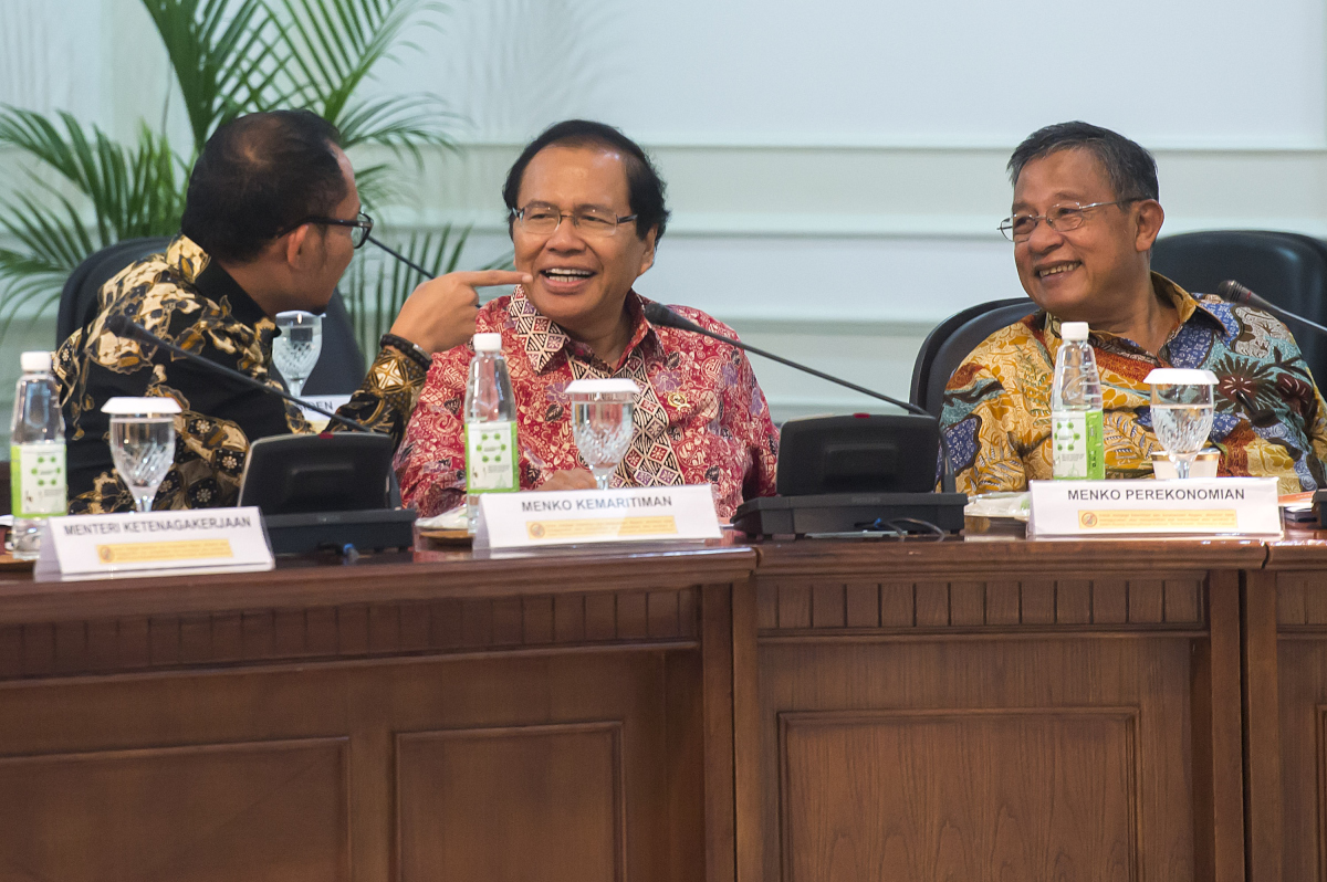 (Ilustrasi) Menko Perekonomian Darmin Nasution (kanan) dan Menko Kemaritiman dan Sumber Daya Rizal Ramli (tengah) berbincang dengan Menteri Ketenagakerjaan Hanif Dakhiri (kiri) sebelum mengikuti rapat kabinet terbatas di Kantor Kepresidenan, Jakarta, Senin (29/2). ANTARA FOTO/Widodo S. Jusuf