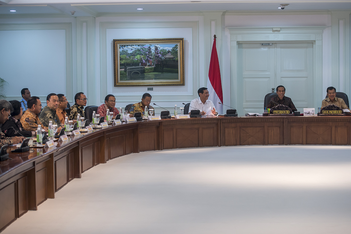 Presiden Joko Widodo (kedua kanan) dan Wapres Jusuf Kalla (kanan) memimpin rapat kabinet terbatas di Kantor Kepresidenan, Jakarta, Senin (29/2). Rapat tersebut membahas soal pembentukan holding BUMN agar BUMN makin kuat, efektif dan kompetitif. ANTARA FOTO/Widodo S. Jusuf/nz/16.