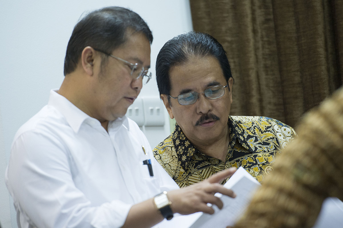 Menko Perekonomian Sofyan Djalil (kanan) berbincang dengan Menkominfo Rudiantara (kiri) sebelum mengikuti rapat kabinet terbatas di Kantor Kepresidenan, Jakarta, Jumat (9/1). Rapat tersebut membahas soal persiapan Peringatan 60 Tahun KTT Asia Afrika dan 10 Tahun New Asian-African Strategic Partnership (NAASP) pada bulan April 2015 di Jakarta dan Bandung. ANTARA FOTO/Widodo S. Jusuf/Rei/Spt/15.