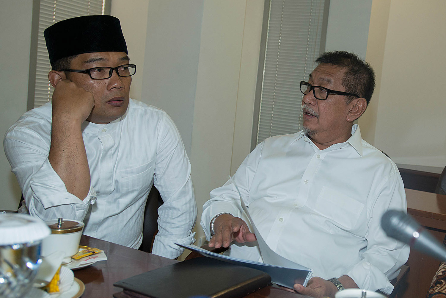 Gubernur DKI Jakarta Basuki Tjahaja Purnama (kanan) berbincang dengan Wakil Gubernur Jabar Deddy Mizwar (tengah) dan Walikota Bandung Ridwan Kamil (kiri) sebelum mengikuti rapat kabinet terbatas di Kantor Kepresidenan, Jakarta, Jumat (9/1). Rapat tersebut membahas soal persiapan Peringatan 60 Tahun KTT Asia Afrika dan 10 Tahun New Asian-African Strategic Partnership (NAASP) pada bulan April 2015 di Jakarta dan Bandung. ANTARA FOTO/Widodo S. Jusuf/Rei/Spt/15.