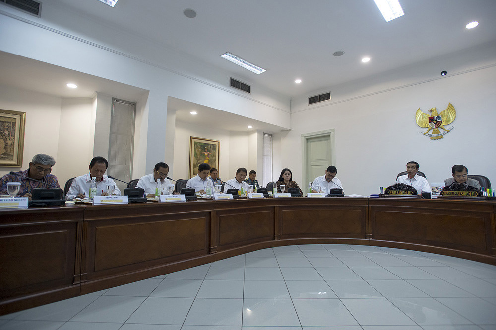 Presiden Joko Widodo (kedua kanan) dan Wapres Jusuf Kalla (kanan) memimpin rapat kabinet terbatas di Kantor Kepresidenan, Jakarta, Senin (21/9). Rapat tersebut membahas soal optimalisasi Badan Keamanan Laut (Bakamla), Badan Narkotika Nasional (BNN) dan Badan Nasional Penanggulangan Terorisme (BNPT). ANTARA FOTO/Widodo S. Jusuf/ama/15.
