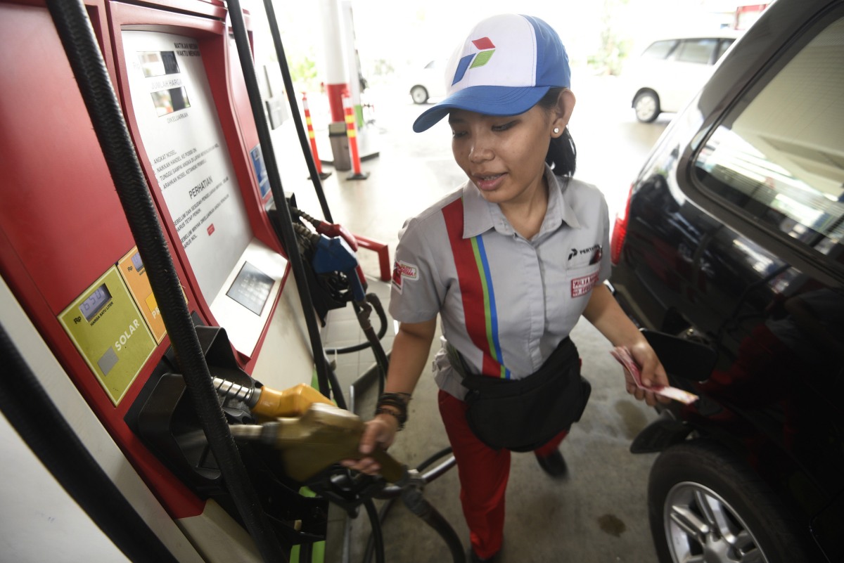 Petugas mengisi BBM salah satu mobil konsumen di salah satu SPBU, Jakarta, Senin (28/3). Pemerintah akan mengajukan pemotongan subsidi solar dalam pembahasan APBN-P bersama DPR yang mana dalam APBN 2016 subsidi solar sebesar Rp1.000 per liter. ANTARA FOTO/Sigid Kurniawan/pd/16.
