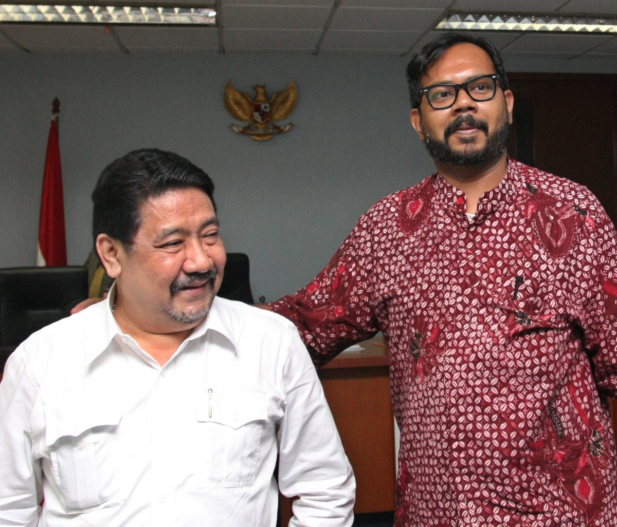Koordinator Kontras Haris Azhar (kiri) didampingi Direktur Setara Institute Hendardi (kanan) ketika usai mengikuti sidang sengketa informasi publik di Komisi Informasi Pusat (KIP), Jakarta, Kamis (8/1). Kontras sebagai pihak pemohon dengan Mabes TNI sebagai termohon terkait dengan permintaan pemohon tentang informasi dan Dokumentasi Keputusan Dewan Kehormatan Perwira (DKP) dalam perkara penculikan dan penghilangan paksa Tahun 1997-1998 kepada PPID TNI tidak dapat diberikan karena dokumen yang dimaksud tidak dikuasai oleh Puspen TNI selaku PPIN TNI dengan tersangka Prabowo Subianto. ANTARA FOTO/Reno Esnir/nz/15.