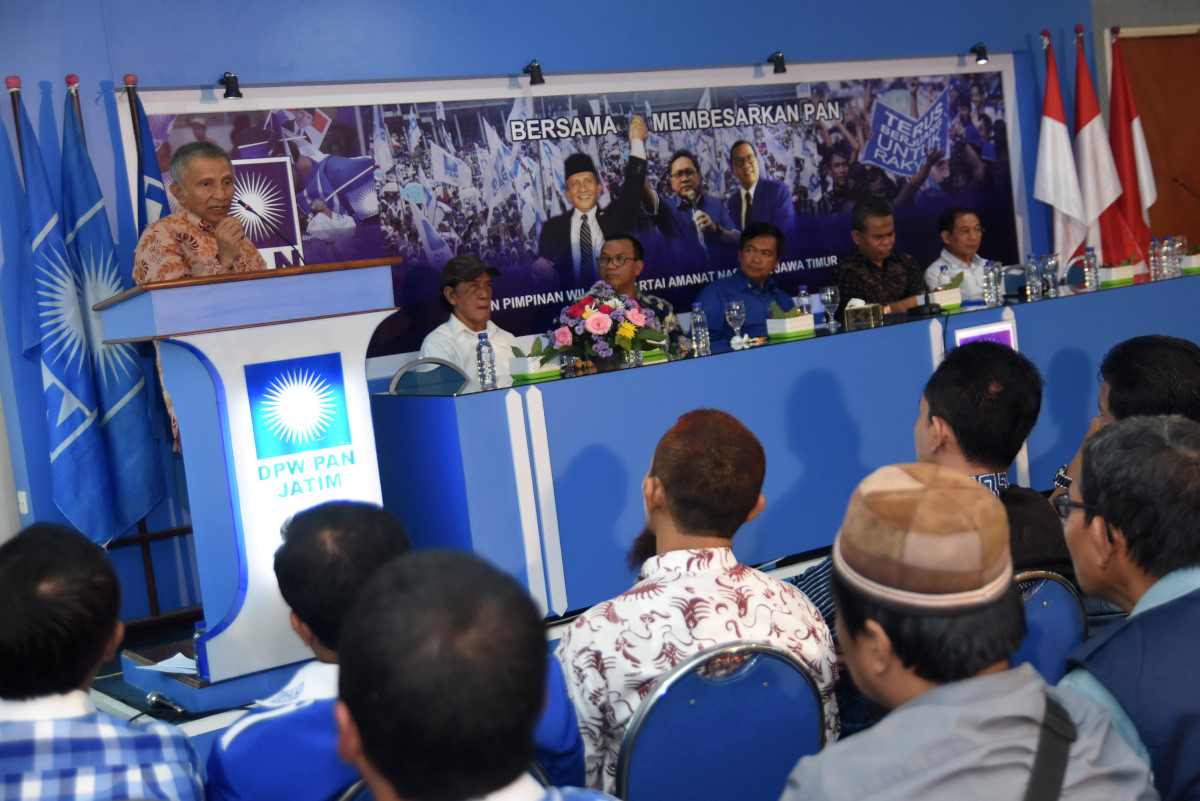 Ketua Dewan Kehormatan Partai Amanat Nasional (PAN) Amien Rais menyampaikan pidato politik ketika silaturahmi dengan kader PAN se-Jawa Timur di Kantor DPW PAN Jawa Timur, Surabaya, Selasa (1/3). Kegiatan tersebut sebagai upaya untuk meningkatkan jumlah perolehan kursi secara nasional dan khususnya di Jawa Timur pasca musyawarah wilayah. ANTARA FOTO/M Risyal Hidayat/ama/16