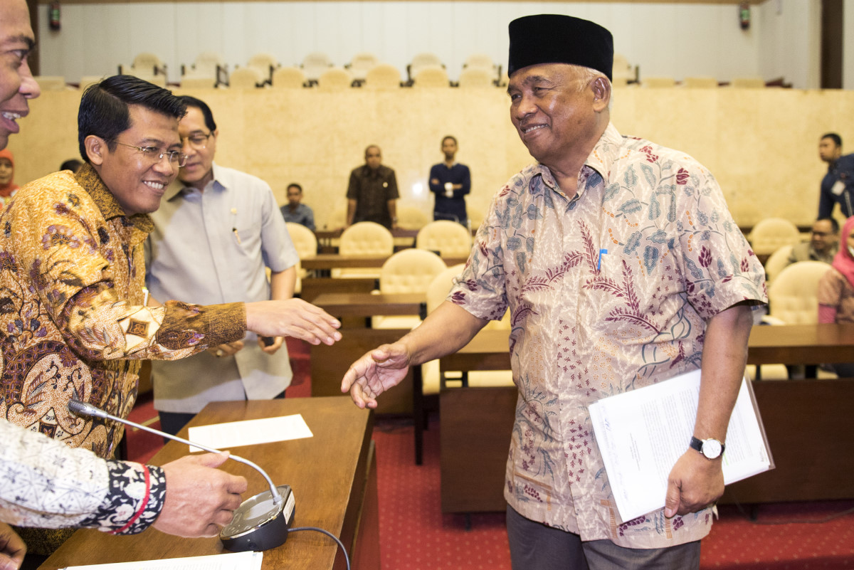 Plt Ketua KPK Taufiequrachman Ruki (kanan) berbincang dengan sejumlah anggota Fraksi Golkar seusai melakukan pertemuan tertutup dan rapat pleno di ruang rapat KK 1, DPR, Senayan, Jakarta, Senin (29/6). Pertemuan tertutup antara KPK, BPK dan anggota Fraksi partai Golkar tersebut dalam rangka pembekalan usulan program pembangunan daerah pemilihan atau dana aspirasi dan sosialisasi terkait pencegahan korupsi. ANTARA FOTO/M Agung Rajasa/pd/15.