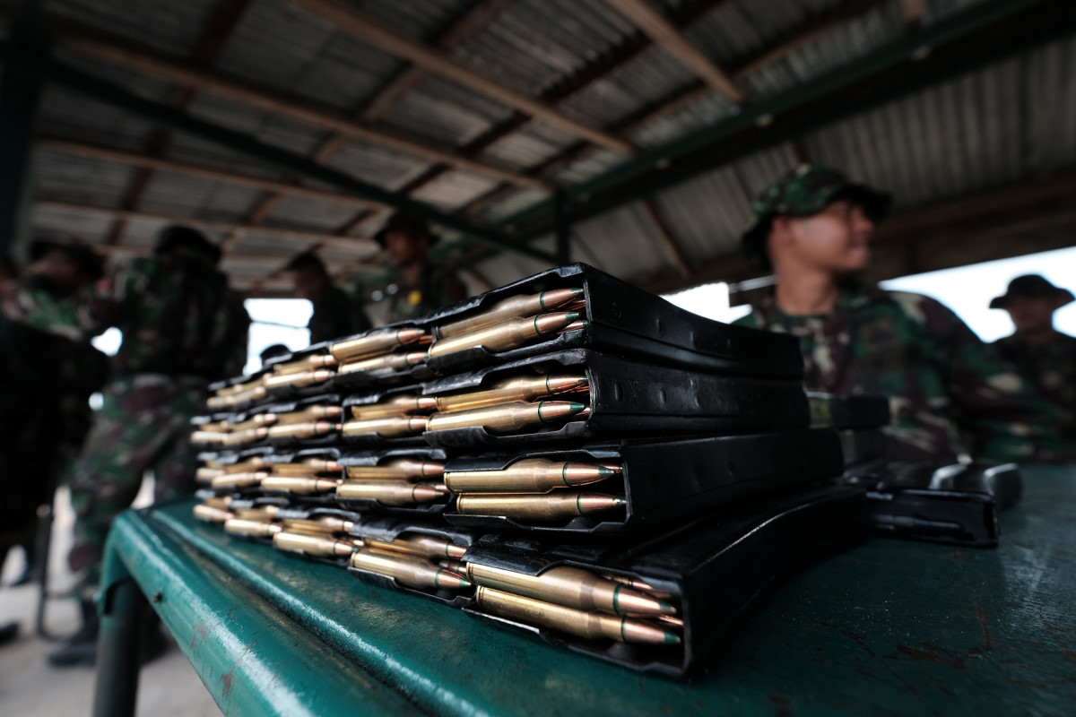 Para prajurit TNI AD menyiapkan amunisi saat latihan menembak di lapangan tembak Yonif 613/RJA, Tarakan, Kalimantan Utara, Rabu (28/10). Kegiatan menembak ini merupakan rangkaian kegiatan memperingati Hari Sumpah Pemuda ke-87, yang bertujuan untuk memantapkan dan memelihara kemampuan bertempur prajurit TNI AD sehingga selalu siaga dalam menghadapi setiap operasi militer guna mempertahankan NKRI. ANTARA FOTO/Fadlansyah/pd/15.