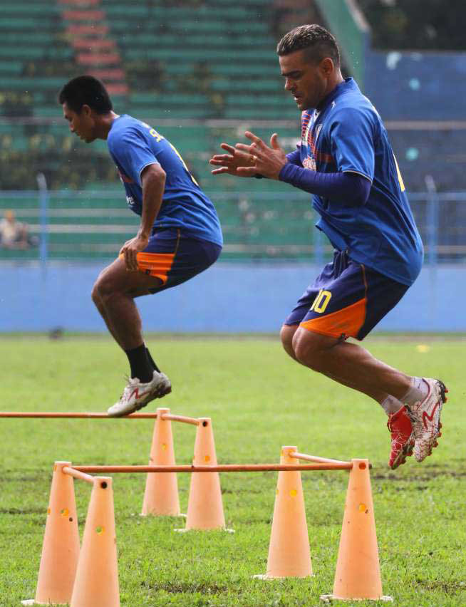 Sejumlah pesepakbola Arema Cronus berlatih untuk menghadapi kompetisi di Stadion Gajayana, Malang, Jawa Timur, Rabu (14/1). Manajemen Arema menargetkan hasil penjualan tiket pada musim kompetisi 2015 sebesar Rp15 miliar dengan asumsi jumlah pertandingan pada musim ini lebih banyak daripada musim sebelumnya. ANTARA FOTO/Ari Bowo Sucipto/Rei/pd/15.