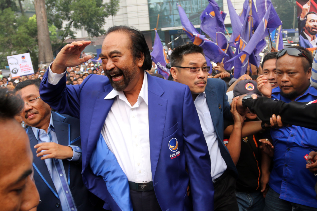 Ketua Umum DPP Partai NasDem Surya Paloh (tengah) didampingi Ketua DPW Partai NasDem Sumut T Erry Nuradi (kiri) dan Sekretaris Partai NasDem Sumut Iskandar (kedua kanan) menyapa kader dan simpatisan partai tersebut pada Temu Kader dan Apel Siaga, di Medan, Sumatera Utara, Selasa (27/10). Temu Kader yang dihadiri pengurus Partai NasDem se Sumatera Utara dalam rangka pemenangan pilkada se-Sumut. ANTARA FOTO/Irsan Mulyadi/ama/15
