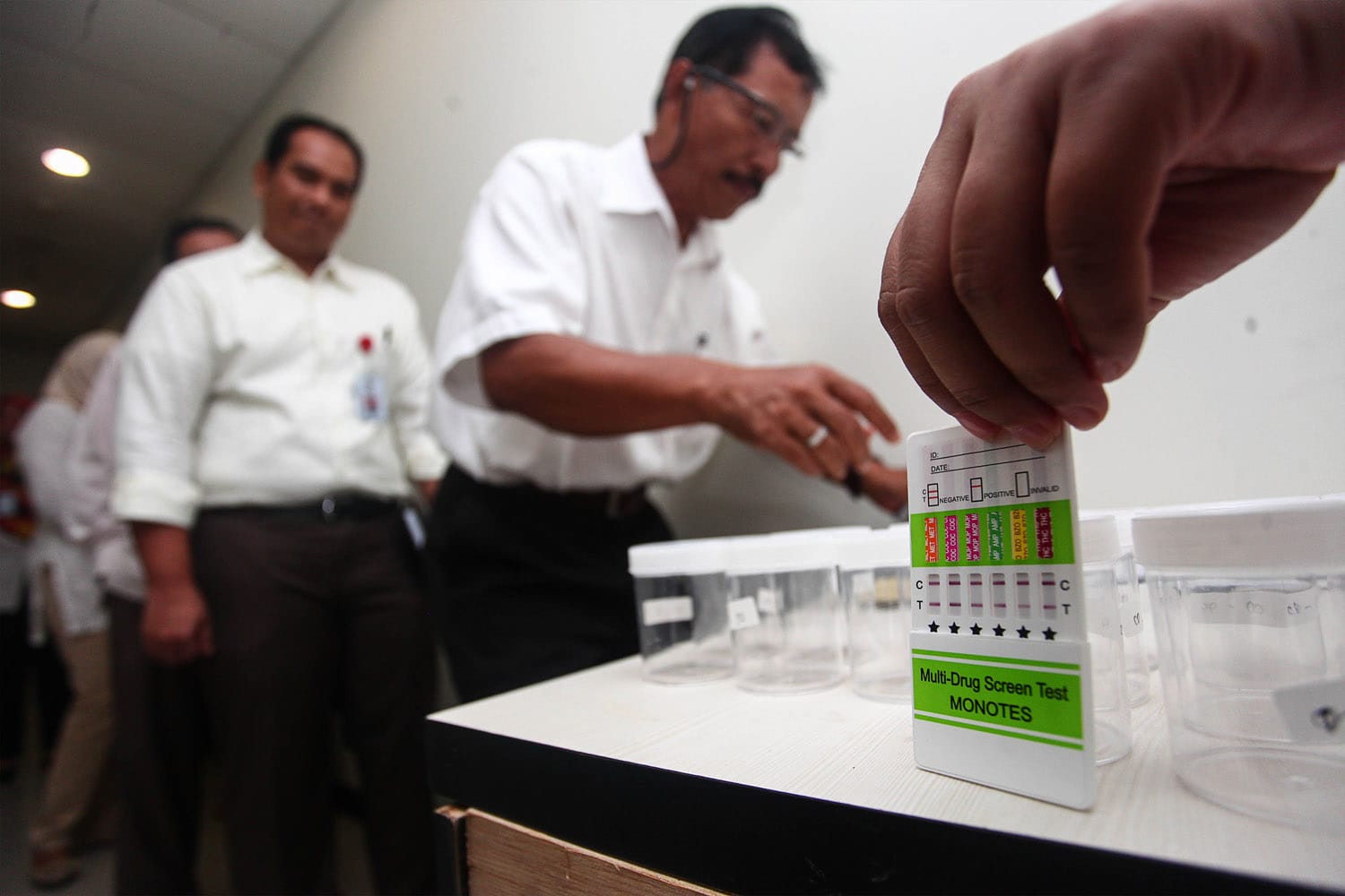 Pegawai Kemenko Bidang Pembangunan Manusia dan Kebudayaan (PMK) mendaftar untuk mengikuti tes narkoba di kantor Kementerian PMK, Jakarta, Senin (14/3). Kemenko PMK bekerjasama dengan BNN melakukan tes urine narkoba kepada 220 pegawai Kemenko PMK dalam rangka menindaklanjuti Instruksi Presiden mengenai pemberantasan narkoba dan program rehabilitasi korban penyalahgunaan narkoba. ANTARA FOTO/Muhammad Adimaja/nz/16