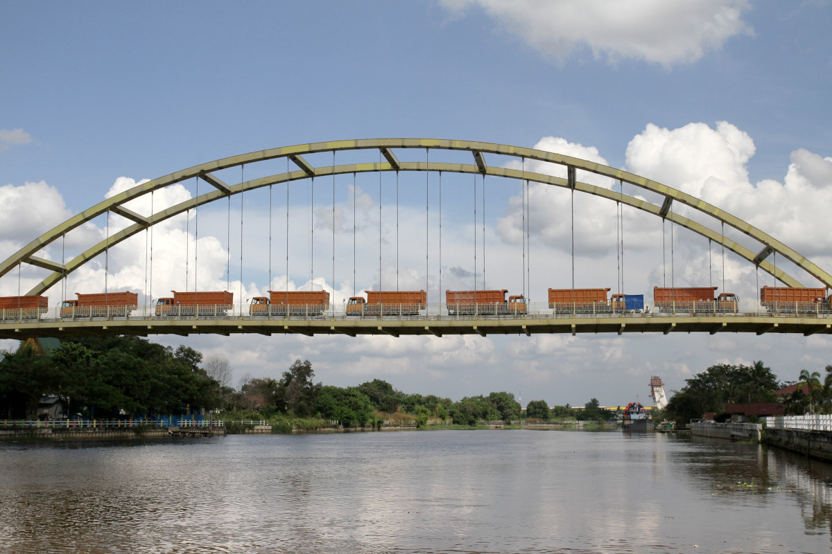 Sebanyak 15 truk disusun di atas jembatan pada saat loading test jembatan Siak III di Pekanbaru, Riau, Sabtu (20/12). Loading test dengan menggunakan 15 truk yang mempunyai beban seberat 300 ton ini dilakukan guna mengetahui hasil uji beban dan kelayakan jembatan setelah dilakukannya proses perbaikan karena terdapat lengkungan pada sisi lantai jembatan yang tidak sesuai dengan konstruksi perencanaan jembatan tersebut. ANTARA FOTO/Rony Muharrman/Asf/pd/14.