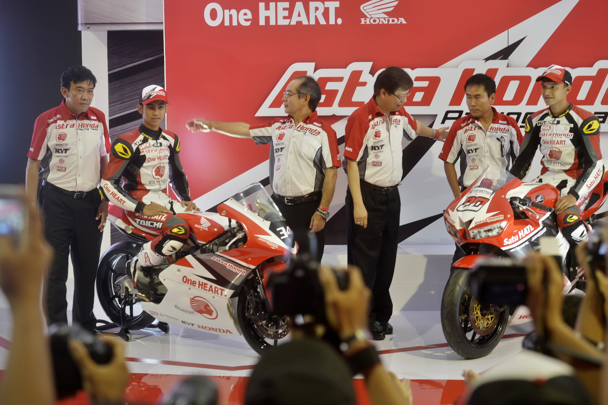 President Director PT Astra Honda Motor Toshiyuki Inuma (ketiga kiri) bersama Executive Vice President Director Johannes Loman (ketiga kanan), Marketing Director Margono Tanuwijaya (kiri), Marketing Director Koji Sugita (kedua kanan), Pebalap Astra Honda Racing Team (AHRT) Andi Gilang (kedua kiri) dan Dimas Ekky Pratama (kanan) berpose dengan motor baru yang akan digunakan pada balapan internasional musim 2016, Jakarta, Minggu (14/2). Motor pabrikan Honda dengan tampilan spesial tersebut akan dipakai Dimas Ekky Pratama yang berlaga di Asia Road Racing Championship (ARRC) kelas Supersport 600cc dan Andi 