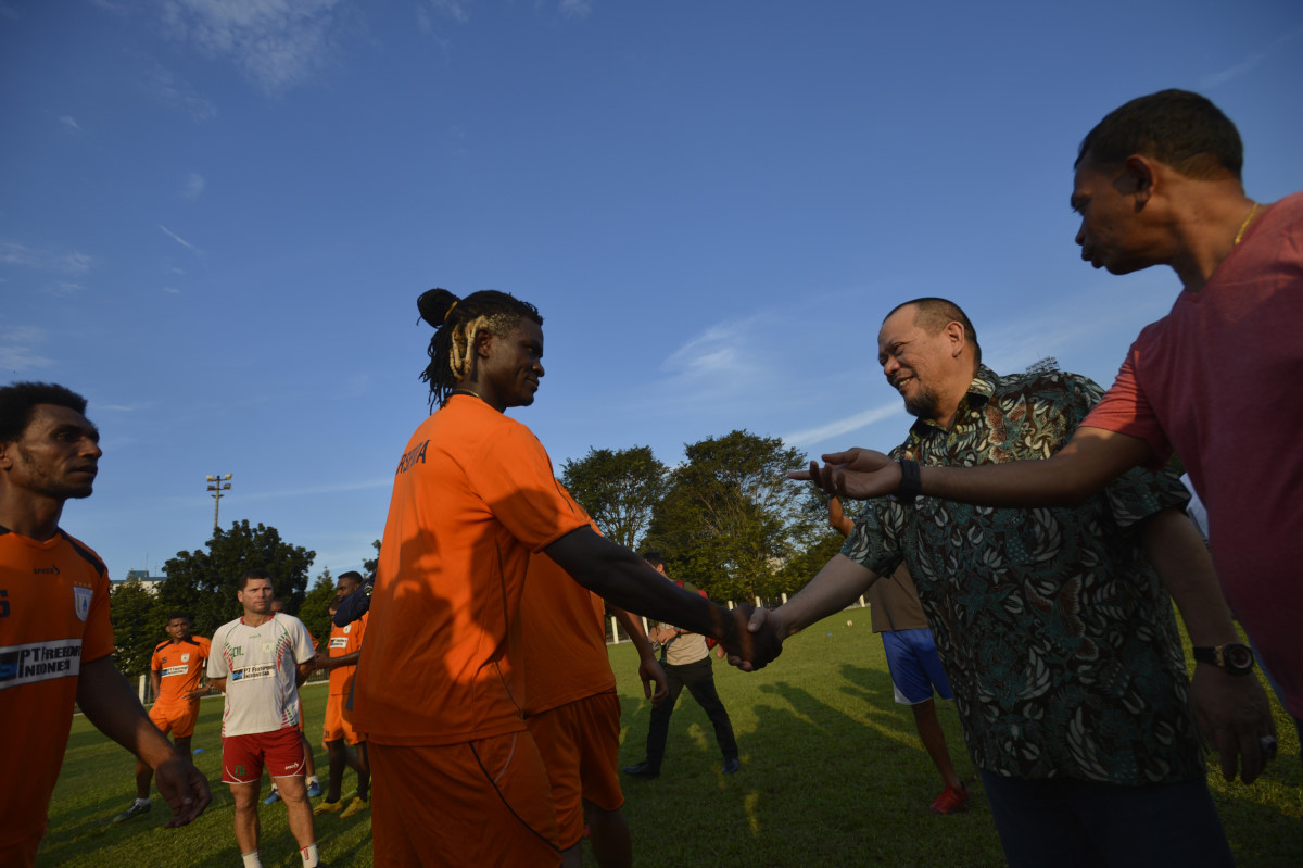 Ketua PSSI La Nyalla Mattalitti (kanan) menyalami para permain Persipura saat latihan di Lapangan C Senayan, Jakarta, Selasa (5/5). Pembekuan PSSI oleh Kemenpora masih menjadi kontroversi di dunia olah raga Indonesia. ANTARA FOTO/Rosa Panggabean/ed/pd/15.