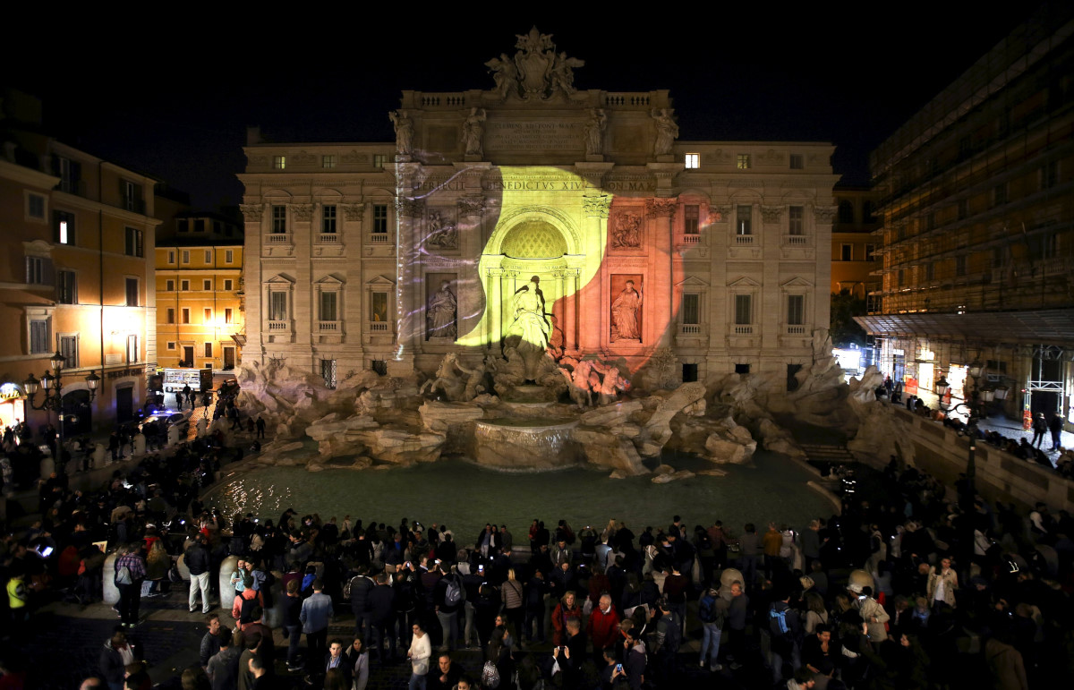 BELGIUM-BLAST/ITALY Warna bendera Belgia, hitam, kuning dan merah diproyeksikan di air mancur Trevi di Roma, Italia sebagai penghormatan kepada korban serangan bom Brussels, Selasa (22/3). ANTARA FOTO/REUTERS/Stefano Rellandini