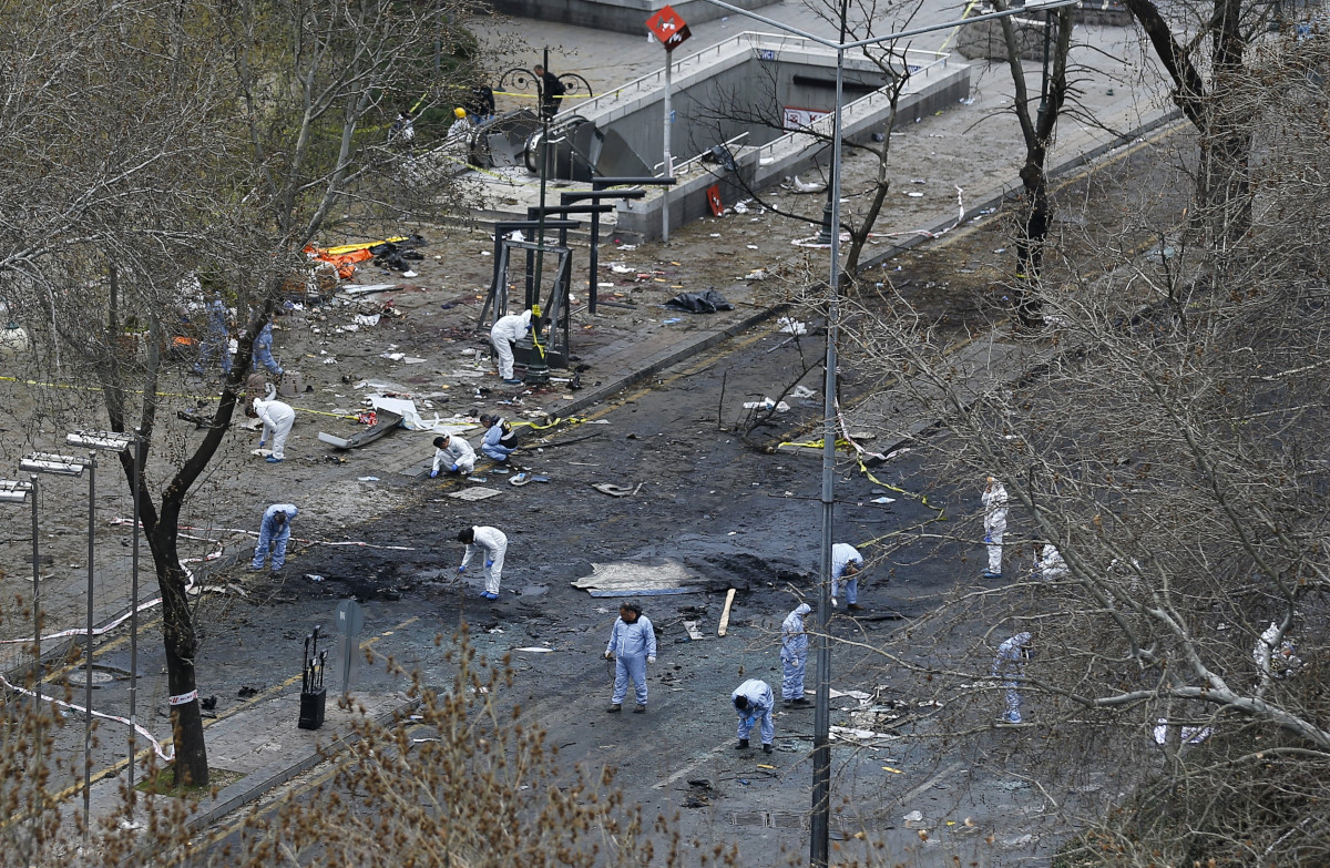 TURKEY- BLAST/ Para petugas forensik bekerja di lokasi serangan bom bunuh diri di Ankara, Turki, Senin (14/3). ANTARA FOTO/REUTERS/Umit Bektas/cfo/16