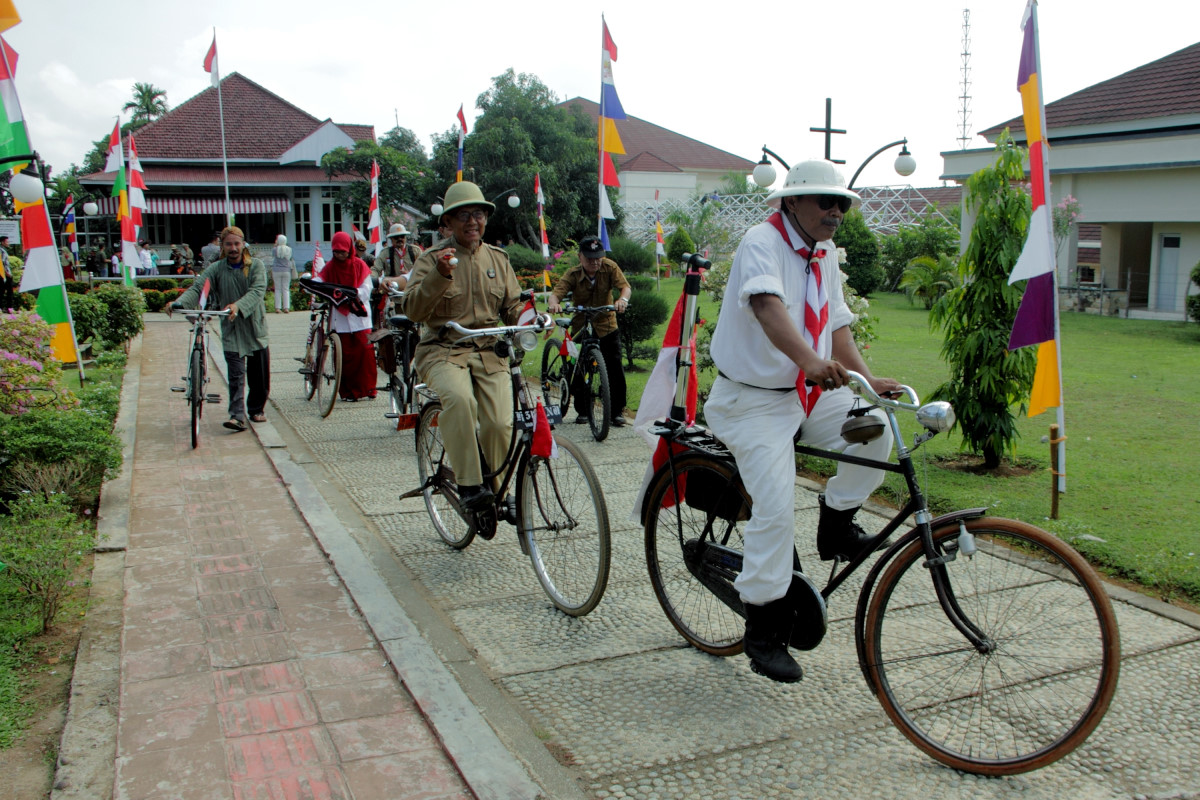 Komunitas sepeda onthel Bengkulu melakukan konvoi sepeda setelah melaksanakan upacara bendera di depan halaman rumah peninggalan Bung Karno, Bengkulu, Senin (17/8). Kegiatan ini dilaksanakan untuk memperingati HUT Kemerdekaan RI yang ke-70 serta mengenang Soekarno pada masa pengasingannya di Bengkulu. ANTARAFOTO/David Muharmansyah/nz/15