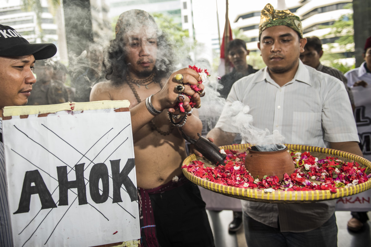 Sejumlah pemuda yang tergabung dalam Gerakan Tangkap Ahok melakukan aksi teatrikal ruwat di depan gedung KPK, Jakarta, Rabu (30/3). Mereka meminta KPK untuk mengusut tuntas kasus dugaan korupsi pembelian Rumah Sakit Sumber Waras yang diduga melibatkan Gubernur DKI Jakarta Basuki Tjahaja Purnama. ANTARA FOTO/M Agung Rajasa/aww/16.