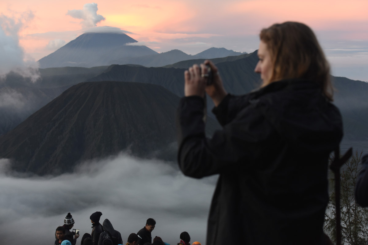 Wisatawan mengabadikan Gunung Bromo di Penanjakan 2, Probolinggo, Jawa Timur, Minggu (6/3). Direncanakan wisata di kawasan Gunung Bromo akan kembali dibuka secara penuh pada 12 Maret 2016 setelah penurunan status Gunung Bromo dari level siaga menjadi waspada (level II) sejak 26 Februari. ANTARA FOTO/Zabur Karuru/ama/16